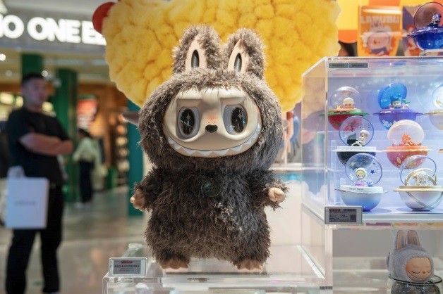 Labubu, estrela da fabricante de brinquedos de Pequim Pop Mart, está impulsionando uma febre global por colecionáveis — Foto: Bloomberg