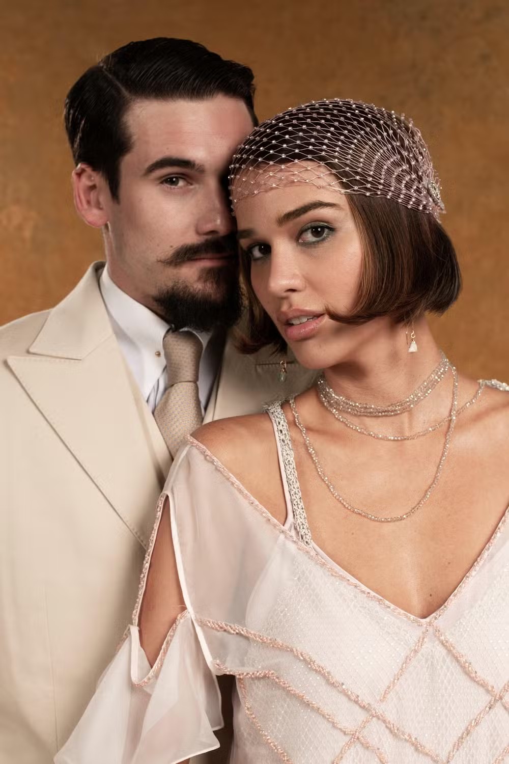 Nicolas Prattes é o mulherengo Mirinho e noivo de Virgínia (Theresa Fonseca), filha do banqueiro Diógenes Almeida Borges (Danton Mello), o homem mais rico da cidade — Foto: TV Globo