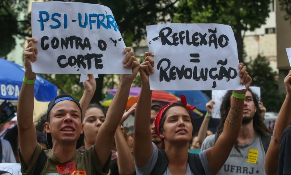 Estudantes da UFRRJ levantam cartazes em ato na Candelária. Esta é a segunda manifestação organizada contra o contingenciamento de recursos para instituições de ensino superior, anunciado pelo governo no fim de abrilAgência O Globo