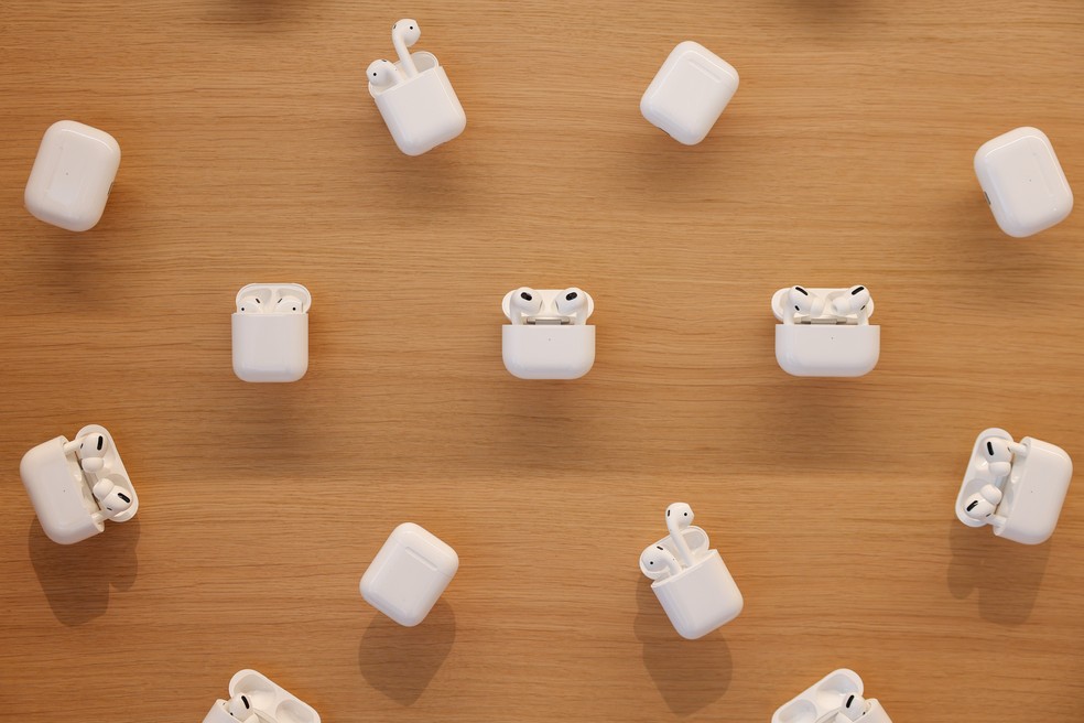 Um expositor de AirPods numa loja da Apple — Foto: Hollie Adams/Bloomberg