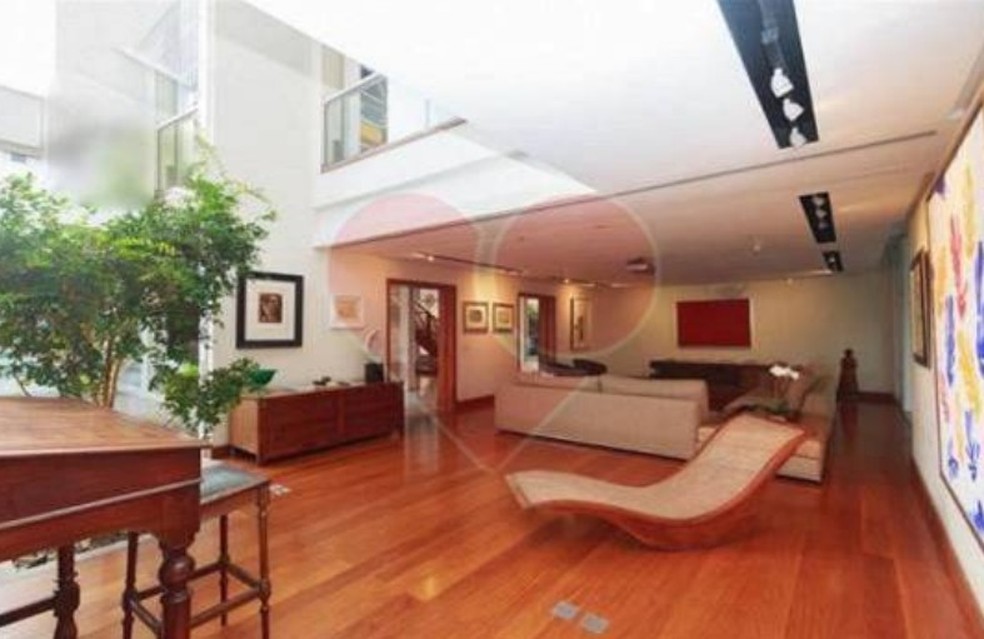Sala de estar de casa anunciada a R$ 32 milhões no Jardim Pernambuco, no Leblon — Foto: Divulgação