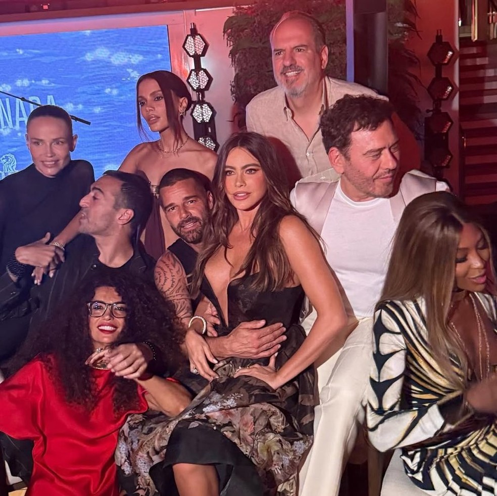 Anitta ao lado de Sofia Vergara, Rick Martin e Naomi Campbell no navio Luminara — Foto: Reprodução/Redes sociais
