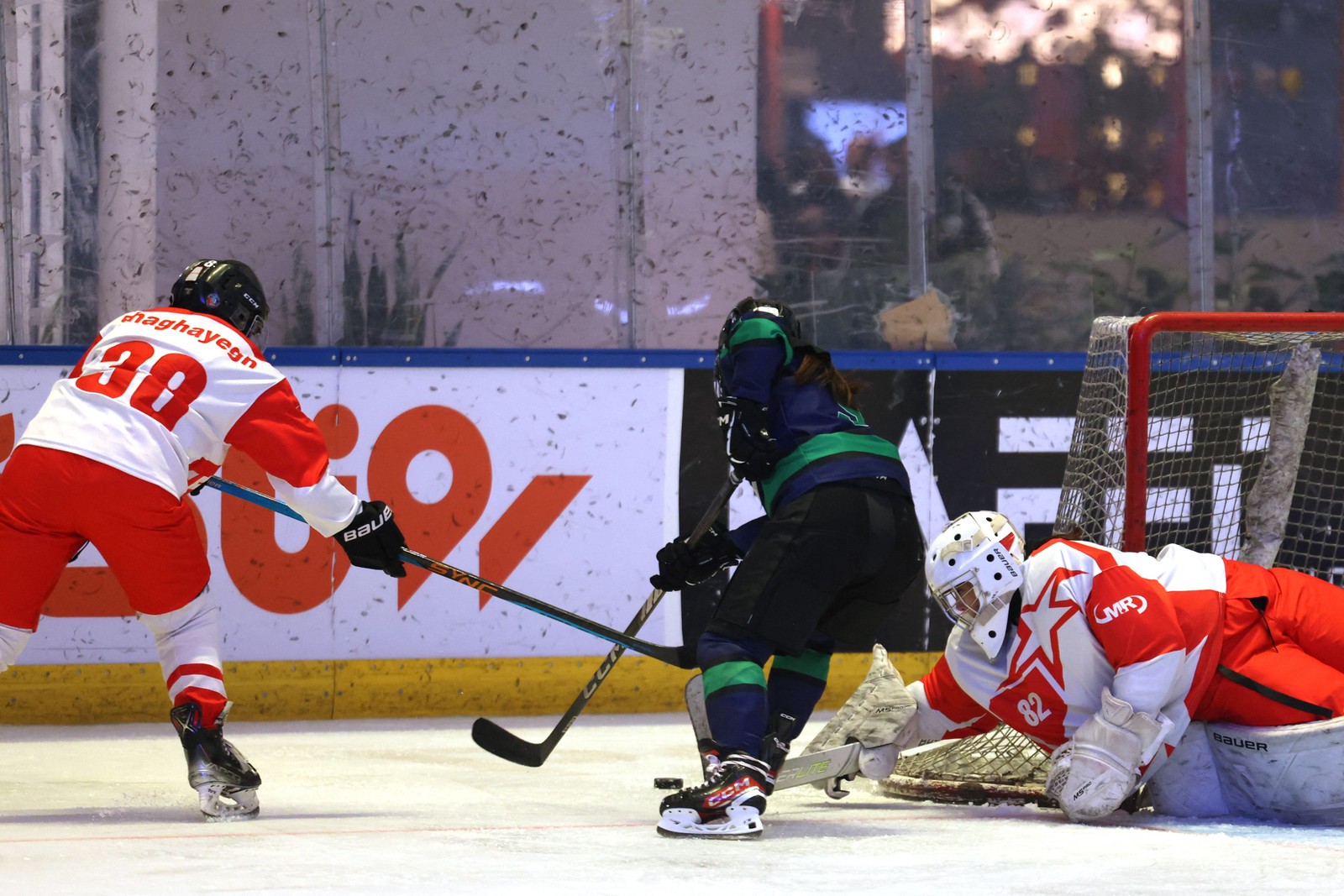 No Irã, que não tinha nenhuma pista de gelo olímpica há apenas cinco anos, o hóquei sempre foi um esporte distante, praticado, no máximo, sobre patins devido à falta de infraestrutura — Foto: Atta Kenare/AFP