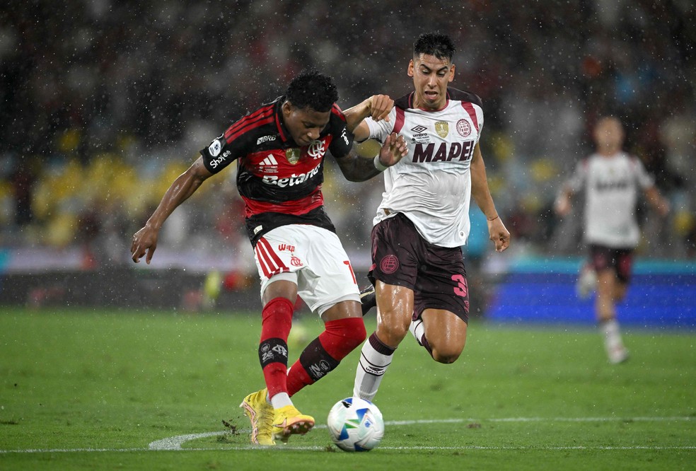 Plata, do Flamengo, fica de cara com goleiro para erra finaliza��o no duelo contra o Lan�s, pela Recopa Sul-Americana � Foto: Mauro Pimentel / AFP