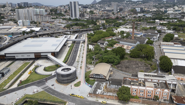 Paes reforça compromisso com novo estádio do Flamengo