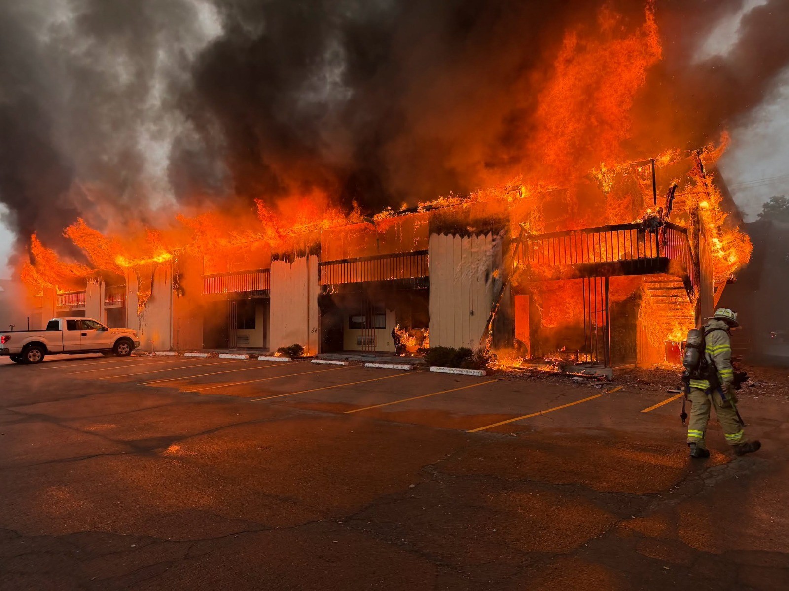 Seis pessoas morrem em incêndio que destruiu motel em Nova York; suspeito é preso