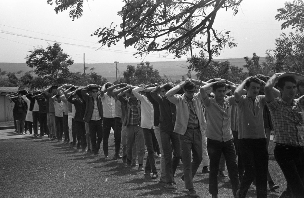 Estudantes presos após invasão do Exército na UnB, em 1968 — Foto: Arquivo/Agência O GLOBO