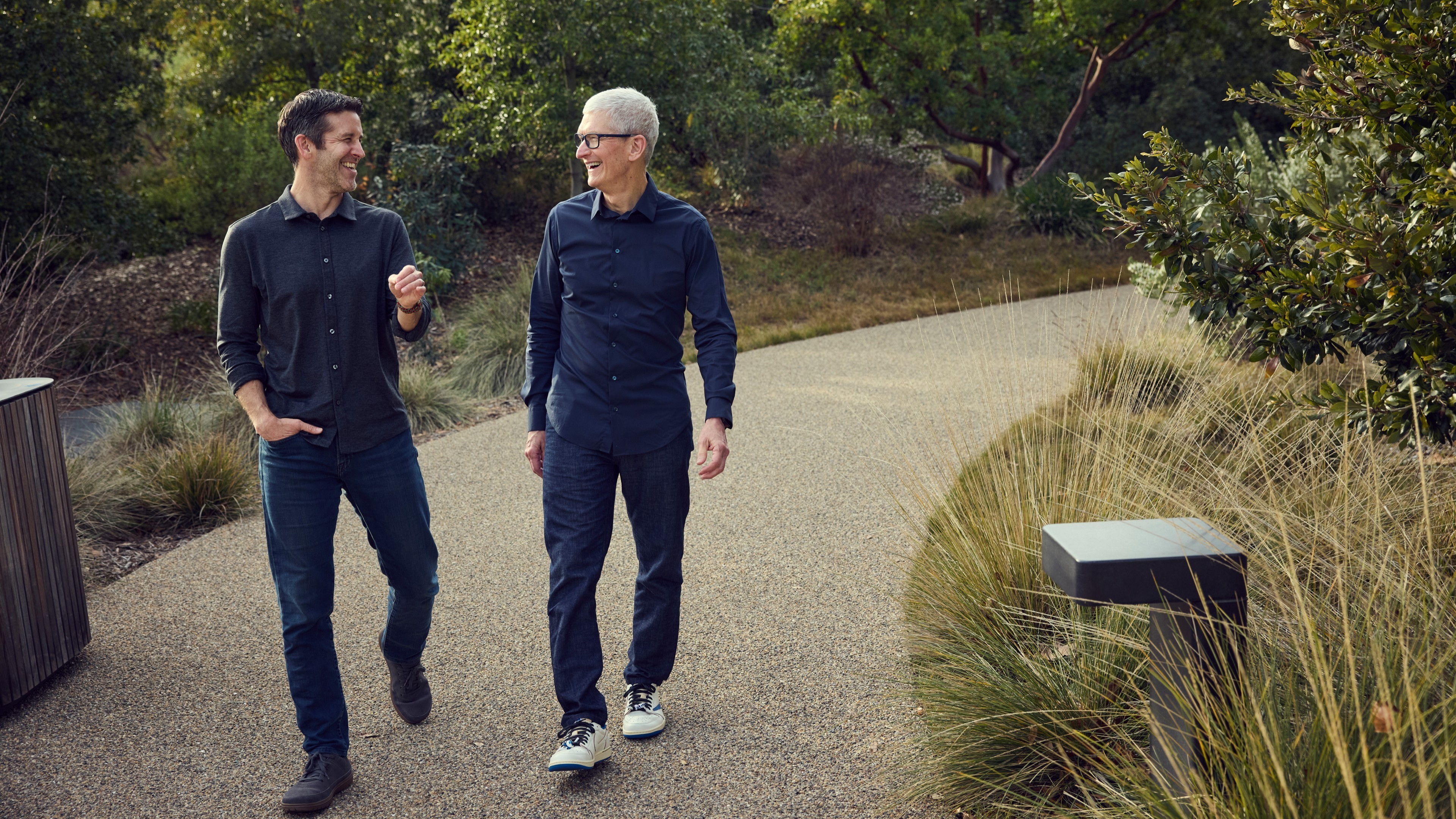 Apple aposta em John Ternus para suceder Tim Cook e resgatar estilo de liderança da era Jobs