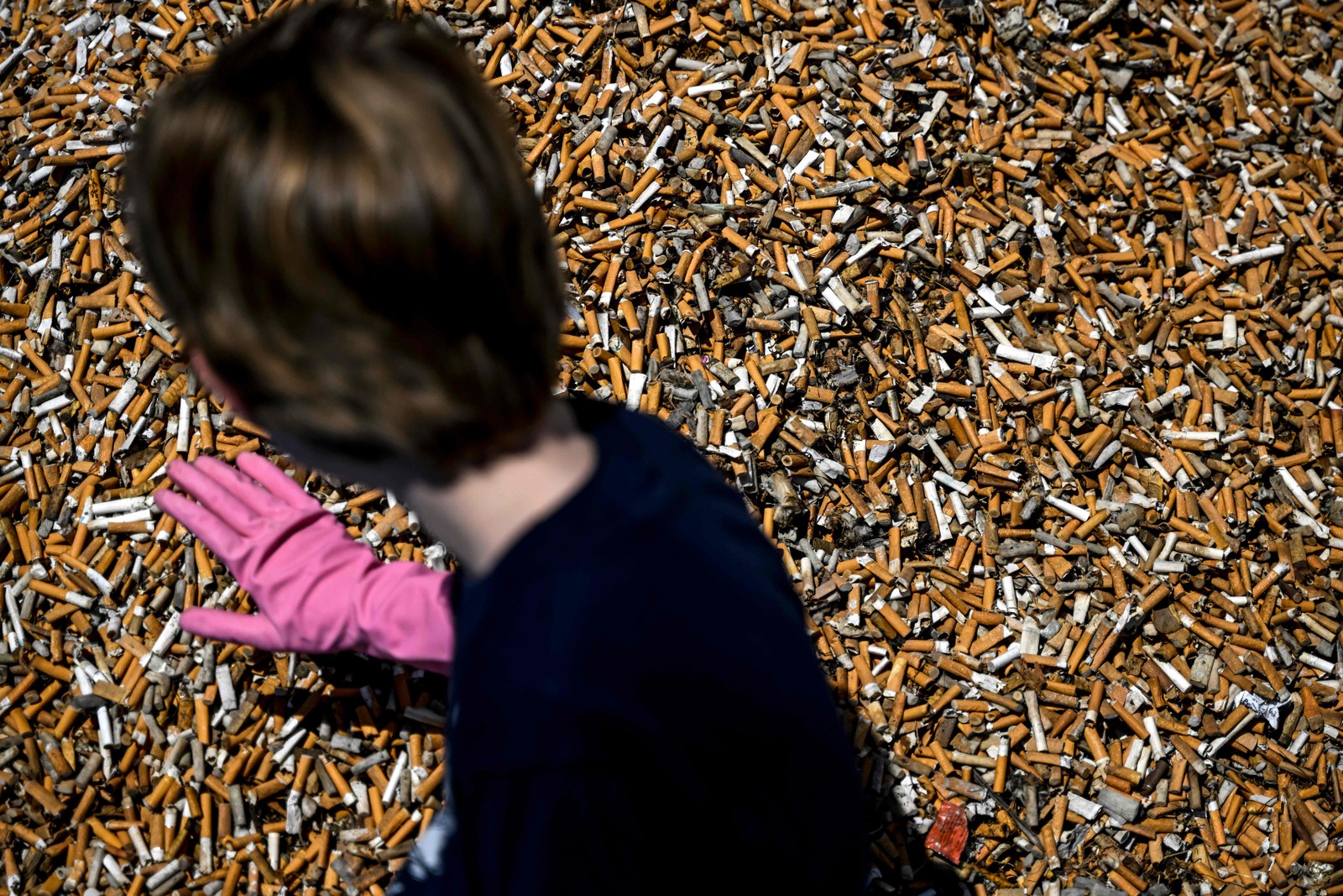 Ativistas fazem pilha com meio milhão de bitucas de cigarro, em Lisboa — Foto: PATRICIA DE MELO MOREIRA / AFP
