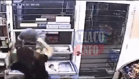 Vídeo: Funcionária de quiosque, lutadora de kickboxing surpreende ladrão e impede assalto