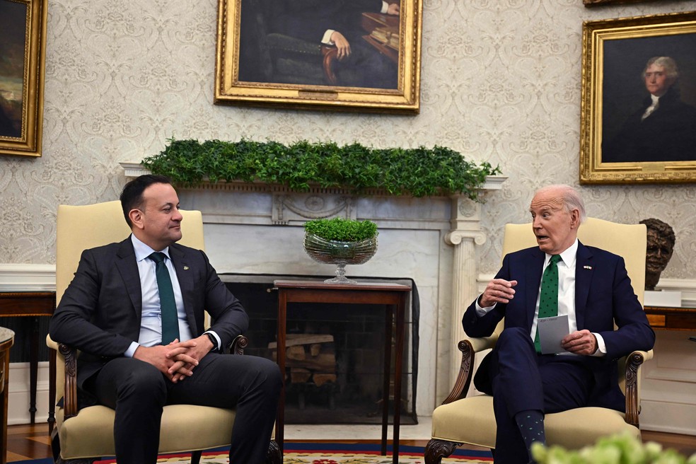 Presidente dos EUA, Joe Biden (D), se reúne com o premier irlandês, Leo Varadkar, na Casa Branca — Foto: Jim WATSON / AFP