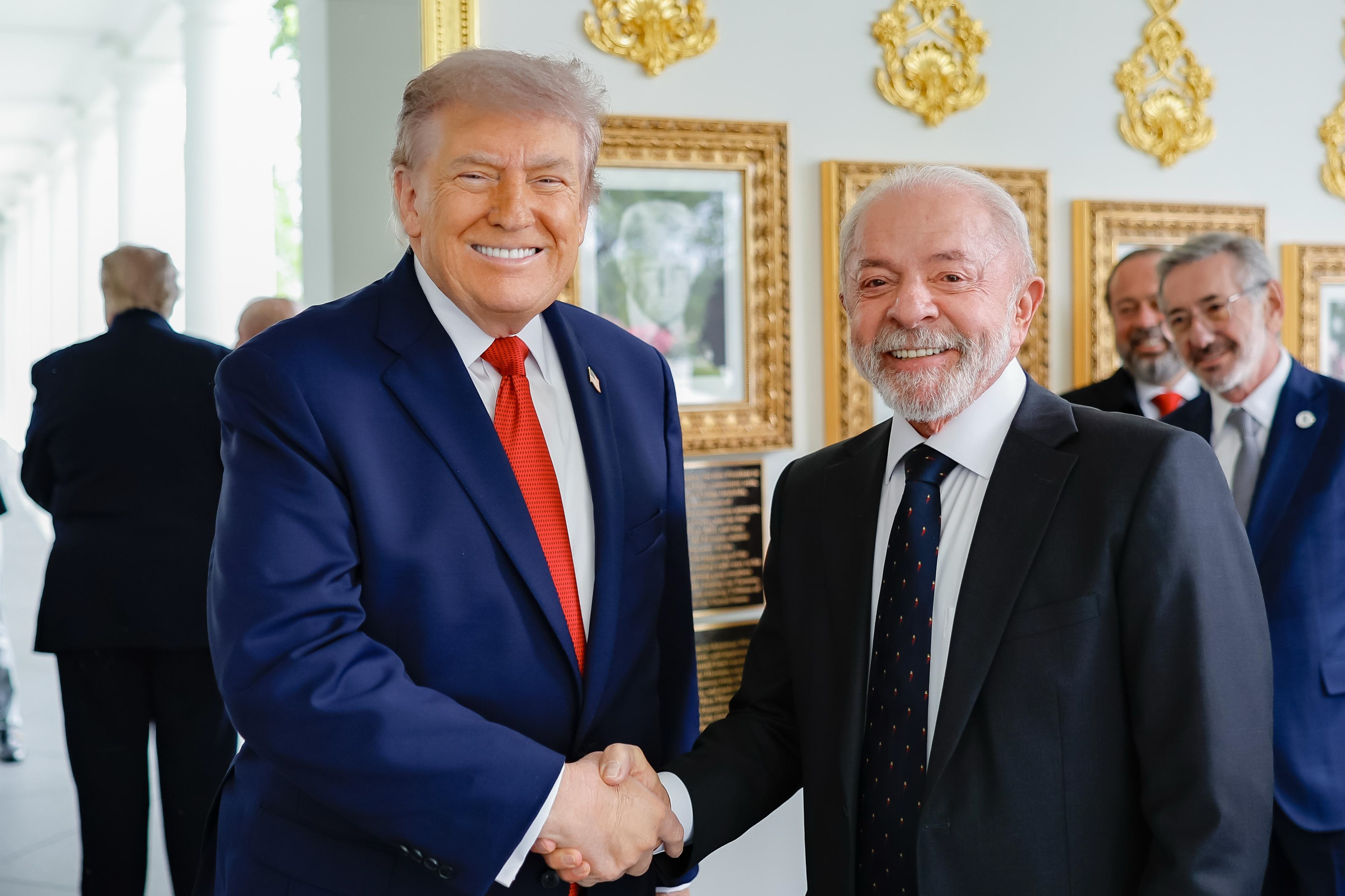 Lula diz que próteses do SUS são melhores que a 'dentadura do Trump’