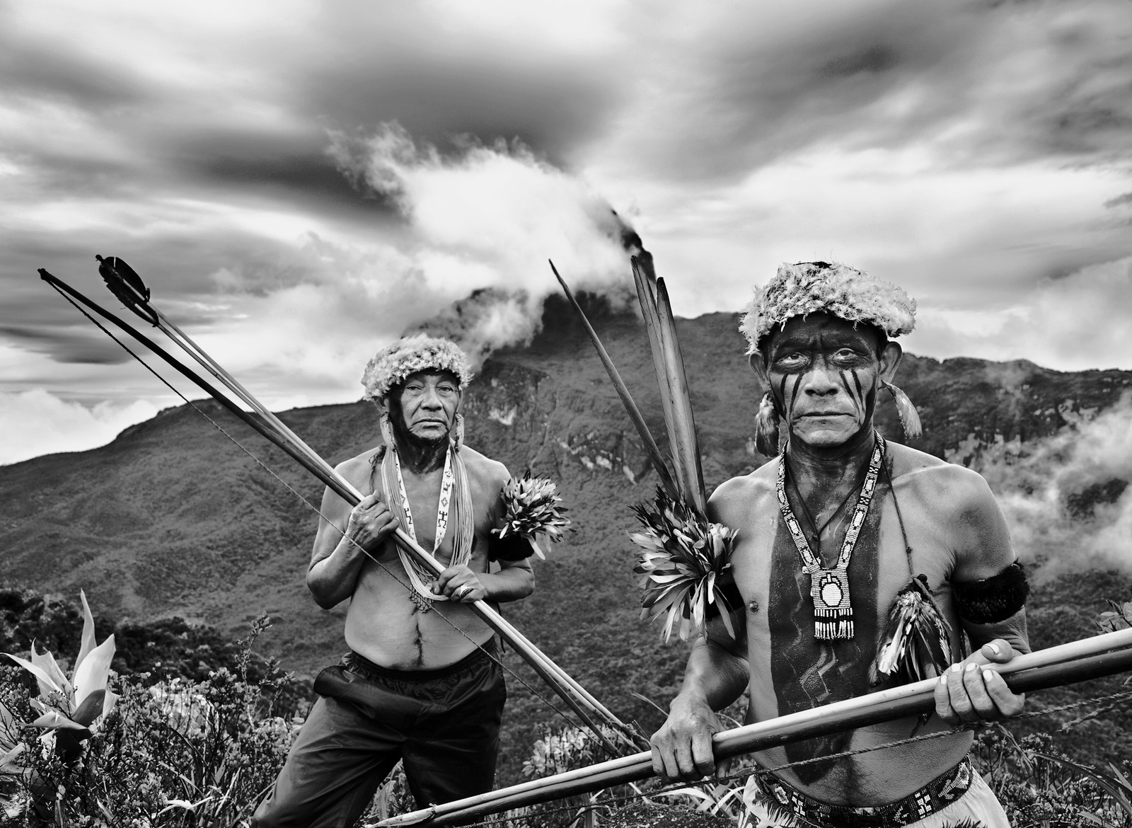 Registro de Sebastião Salgado da etnia ianomâmi, na Amazônia, em 2014 — Foto: Agência O Globo/Sebastião Salgado