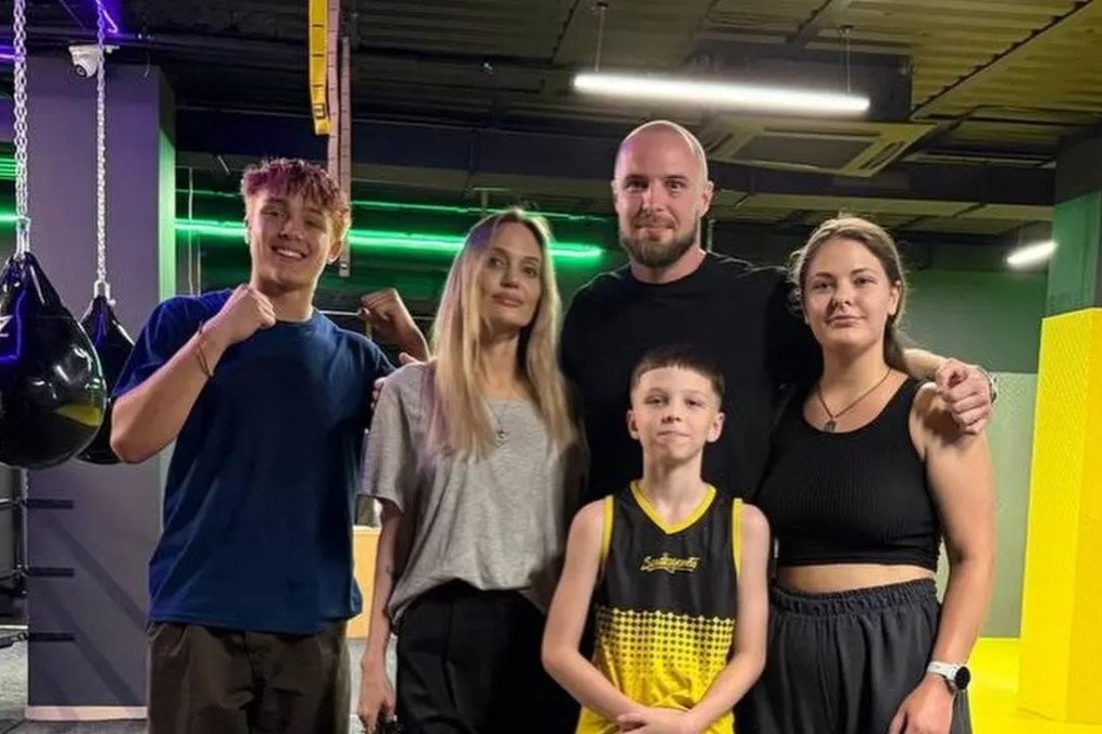 Angelina Jolie visita clube de boxe na Ucrânia acompanhada do filho