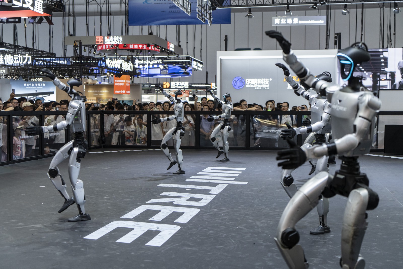 Robôs humanoides da Unitree Robotics durante apresentação da Conferência de Pequim: eles dançam, pulam e fazem movimentos de lutas marciais — Foto: Qilai Shen/Bloomberg