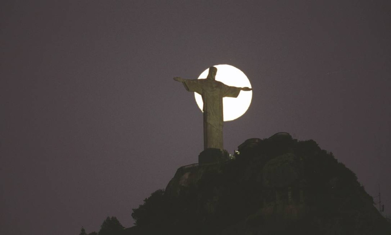 Lua cheia é fotografada atrás do Crsto redentor — Foto: Custódio Coimbra / Agência O Globo