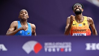 Alphonce Felix Simbu e Amanal Petros dão tudo no sprint final