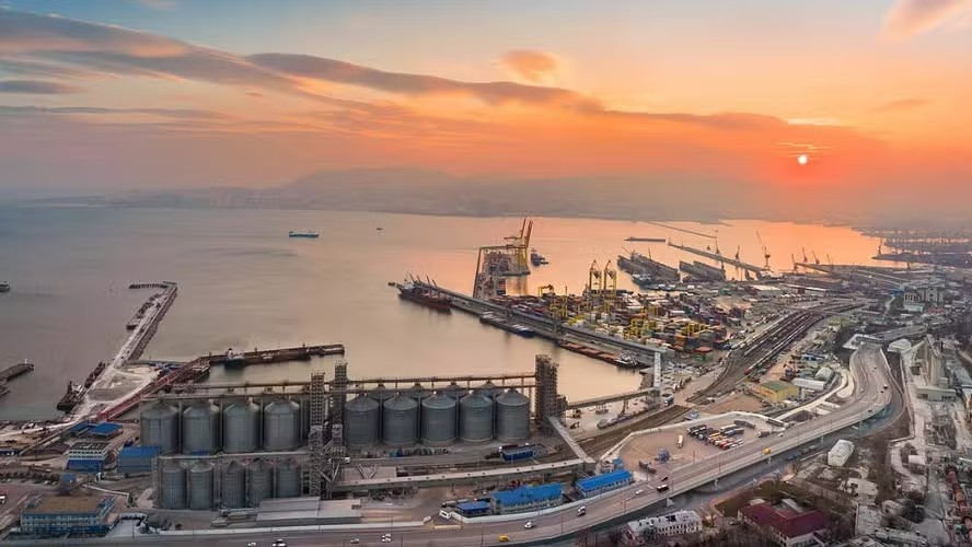 Ucrania ataca depósito de petróleo russo e deixa feridos