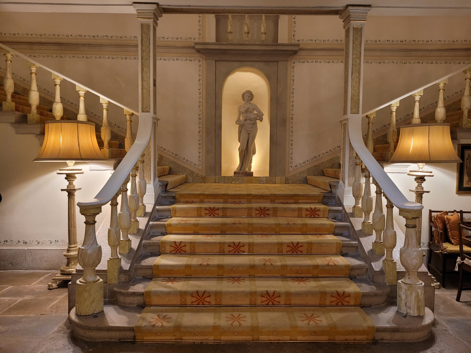 Escada central no interior do Tivoli Palácio de Seteais: decoração original do palácio do final do século XVIII foi preservada — Foto: Eduardo Maia / O Globo