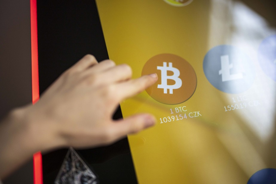 Bitcoin se recupera após superar a marca dos US$ 50 mil, maior cotação  desde maio