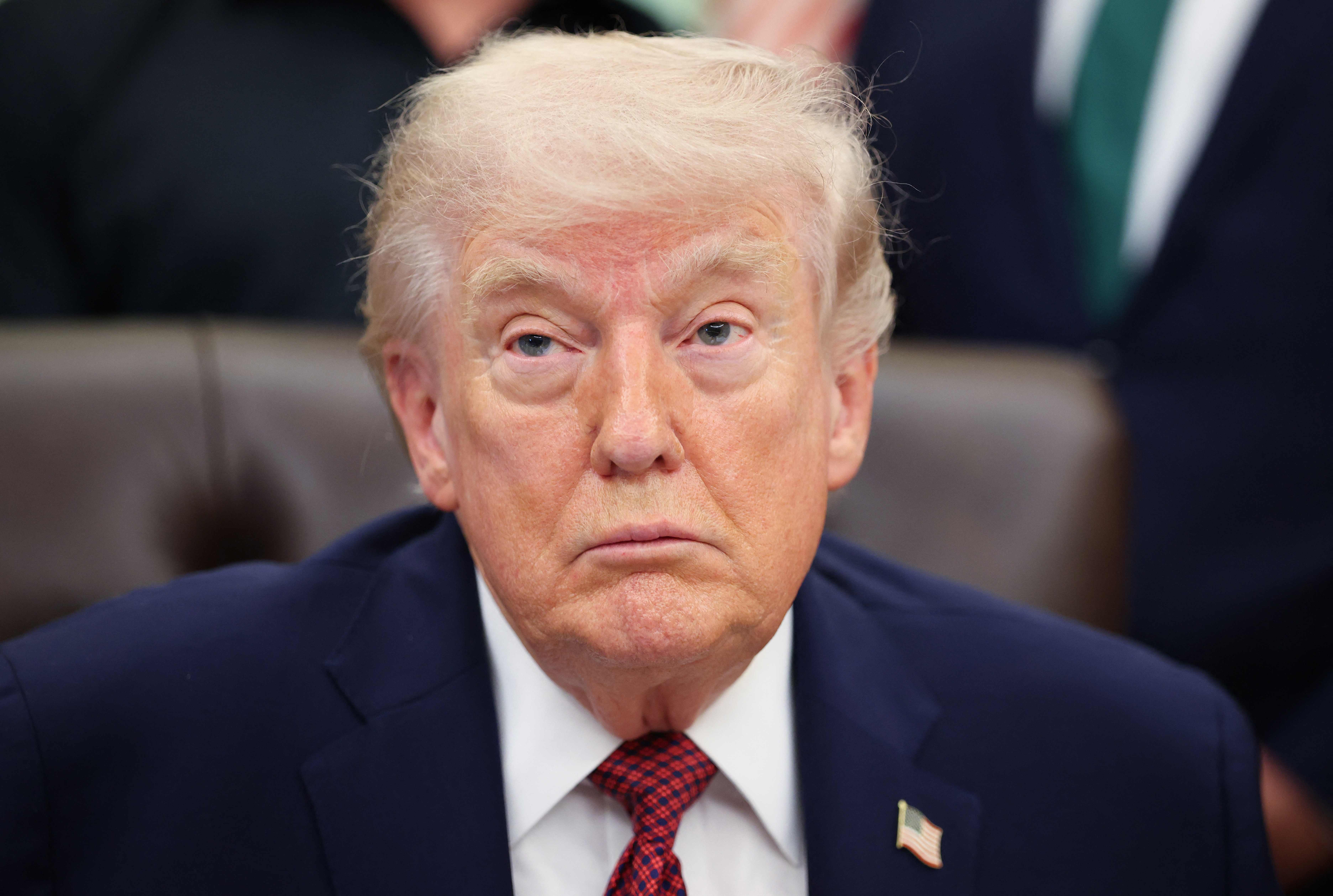 Trump anuncia que aumentará as tarifas sobre carros e caminhões da UE para 25%