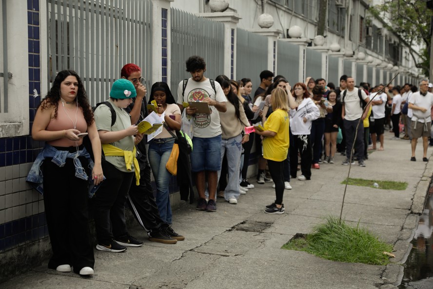 Candidatos da segunda prova do Enem 2024 no prédio do Cefet, no Maracanã, na Zona Norte do Rio