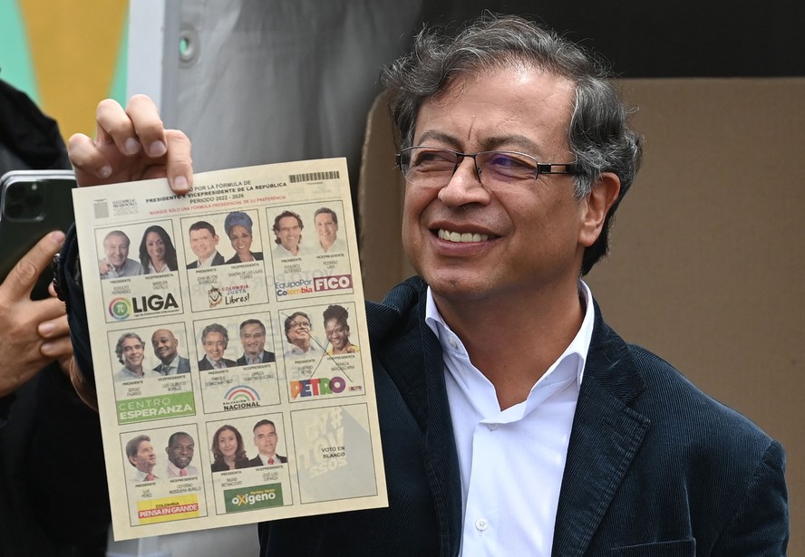 O candidato Gustavo Petro, vencedor do primeiro turno na Colômbia, ao votar em Bogotá