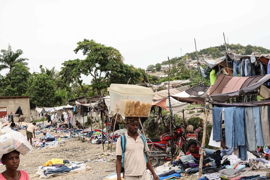 Tendas com roupas no bairro de Martissant, em Porto Príncipe
