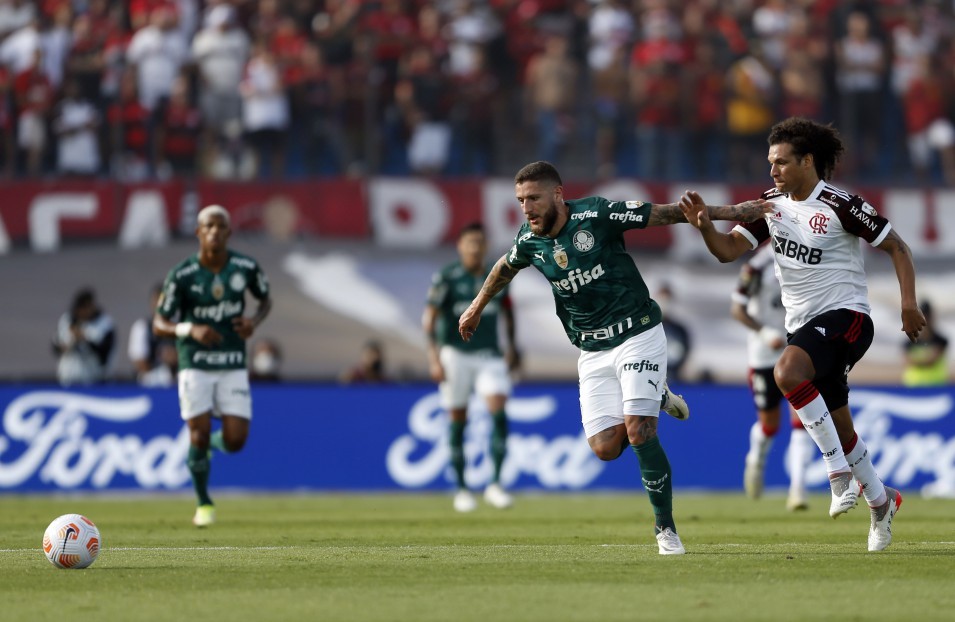 Willian Arão em ação contra Zé Rafael. Flamengo sofreu o impacto do gol do Palmeiras no ínicio do jogo  REUTERS