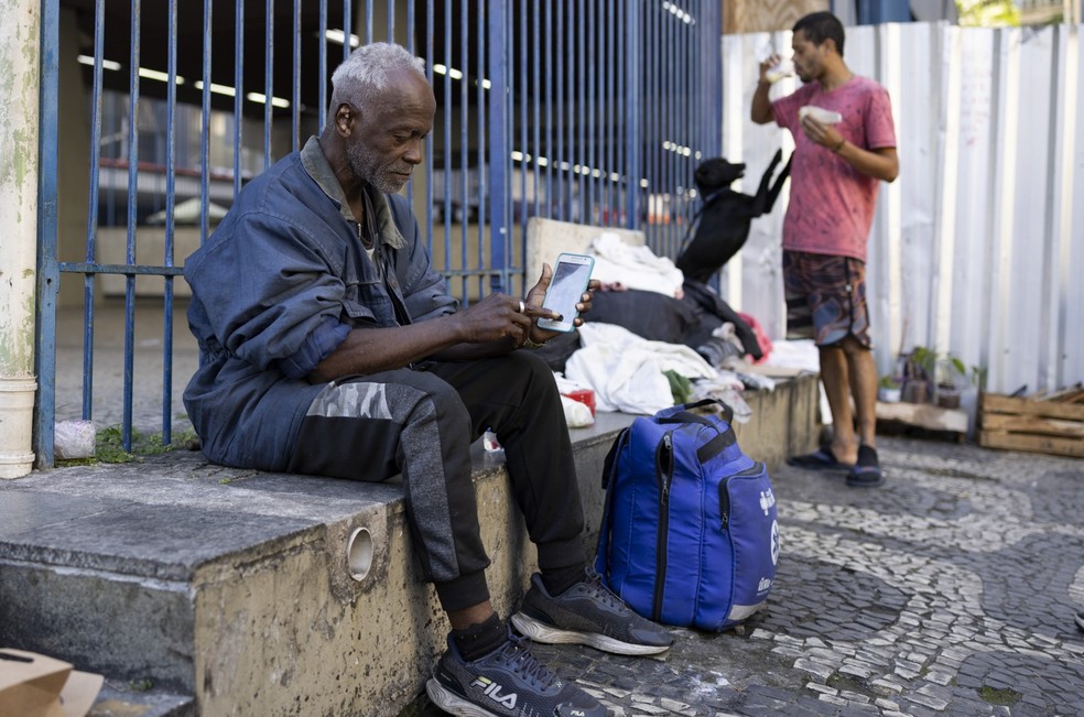 Marcelo Alves de Carvalho, de 57 anos, em seu acampamento no Largo da Carioca — Foto: Márcia Foletto