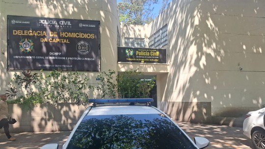 Homem morre após ser atropelado por carro roubado dirigido por suspeito que fugia da PM na Zona Sudoeste do Rio Homem morre após ser atropelado por carro roubado dirigido por suspeito que fugia da PM na Zona Sudoeste do Rio