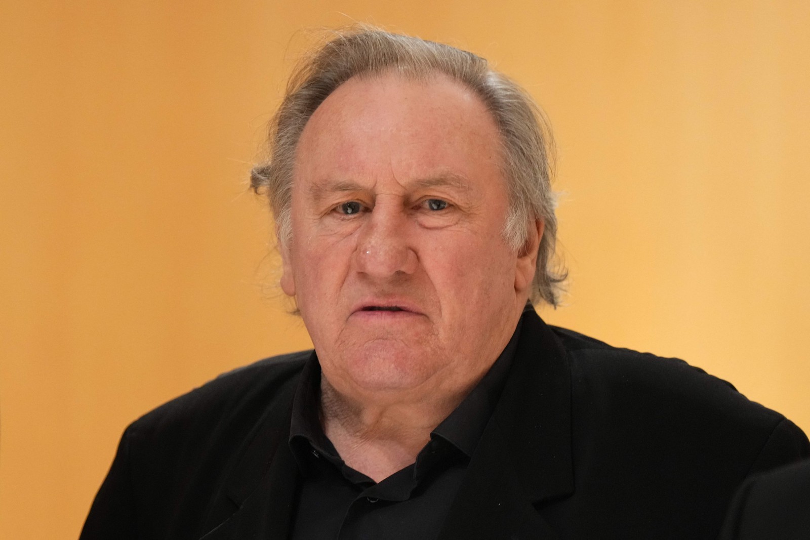 Gérard Depardieu durante julgamento em Paris — Foto: Dimitar DILKOFF / AFP