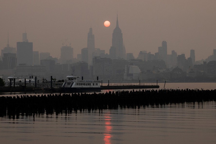 Cidade de Nova York encoberta por fumaça vinda de incêndios no Canadá