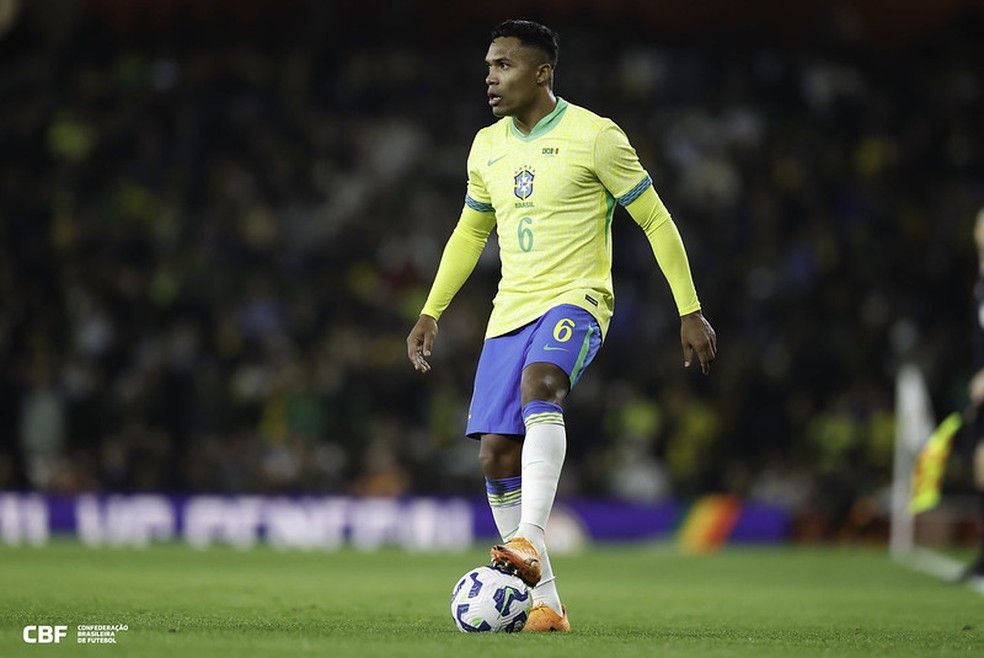 Alex Sandro correspondeu à expectativa de Ancelotti na lateral esquerda — Foto: Rafael Ribeiro / CBF