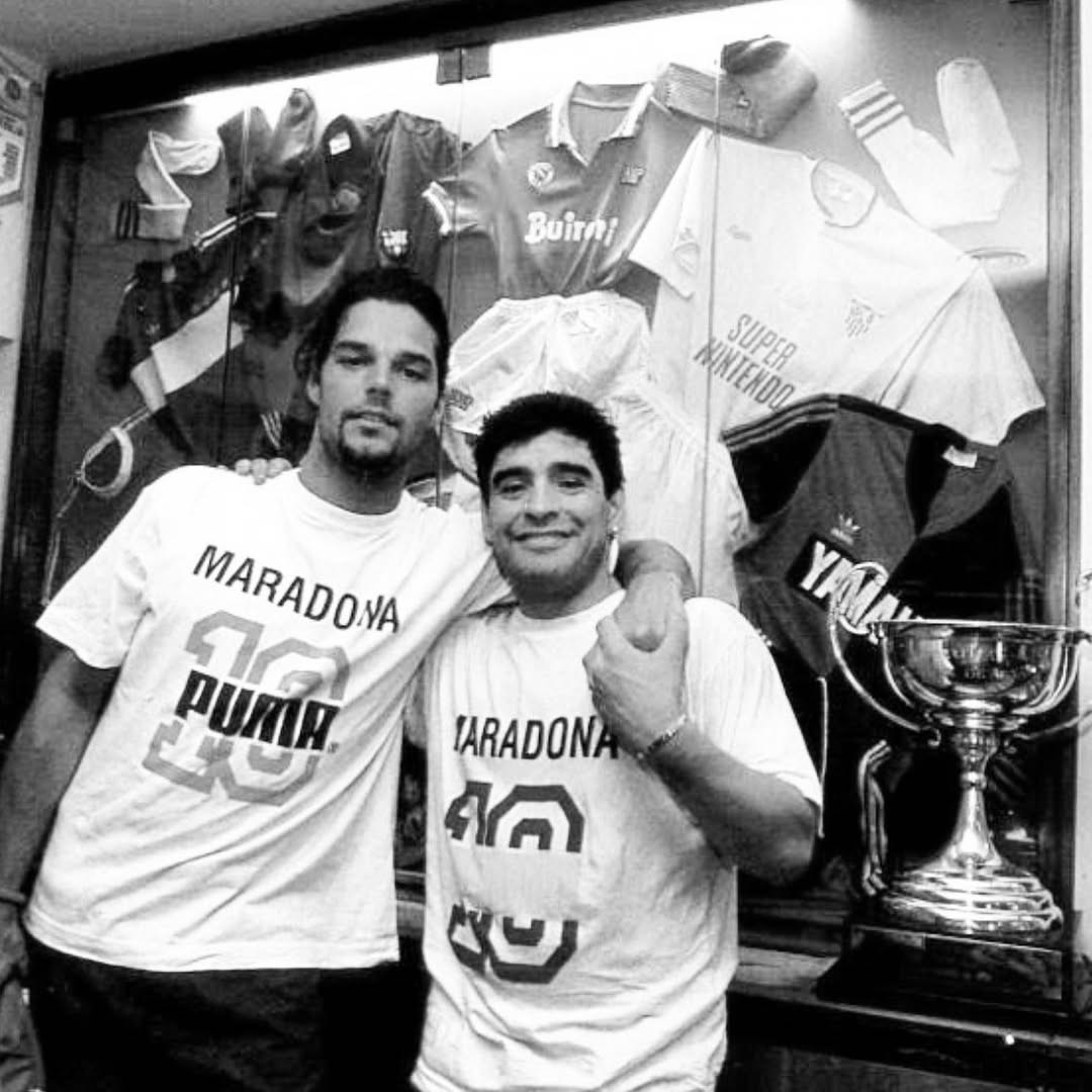 Ricky Martin foi até a casa de Diego Maradona escondido em porta-malas de carro, lembra ex-mulher do jogador
