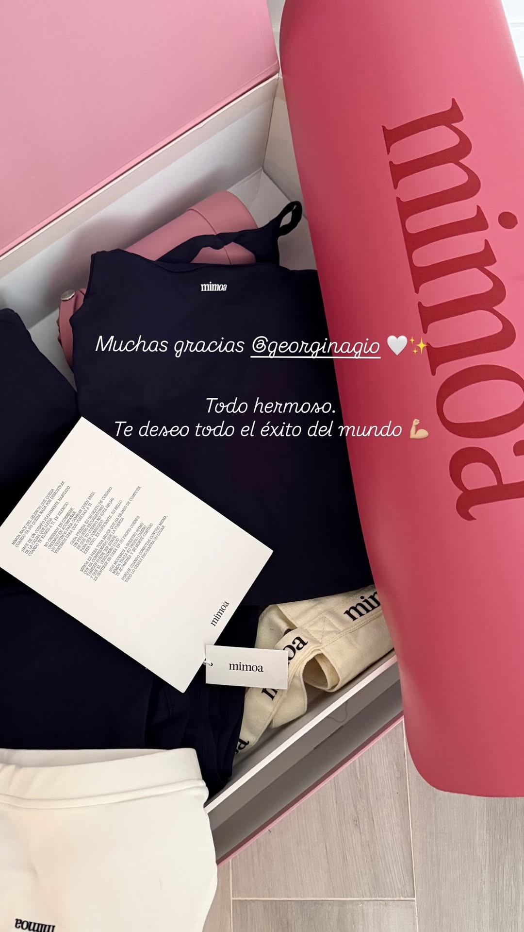 Esposas de Messi e CR7 trocam presentes em rara interação