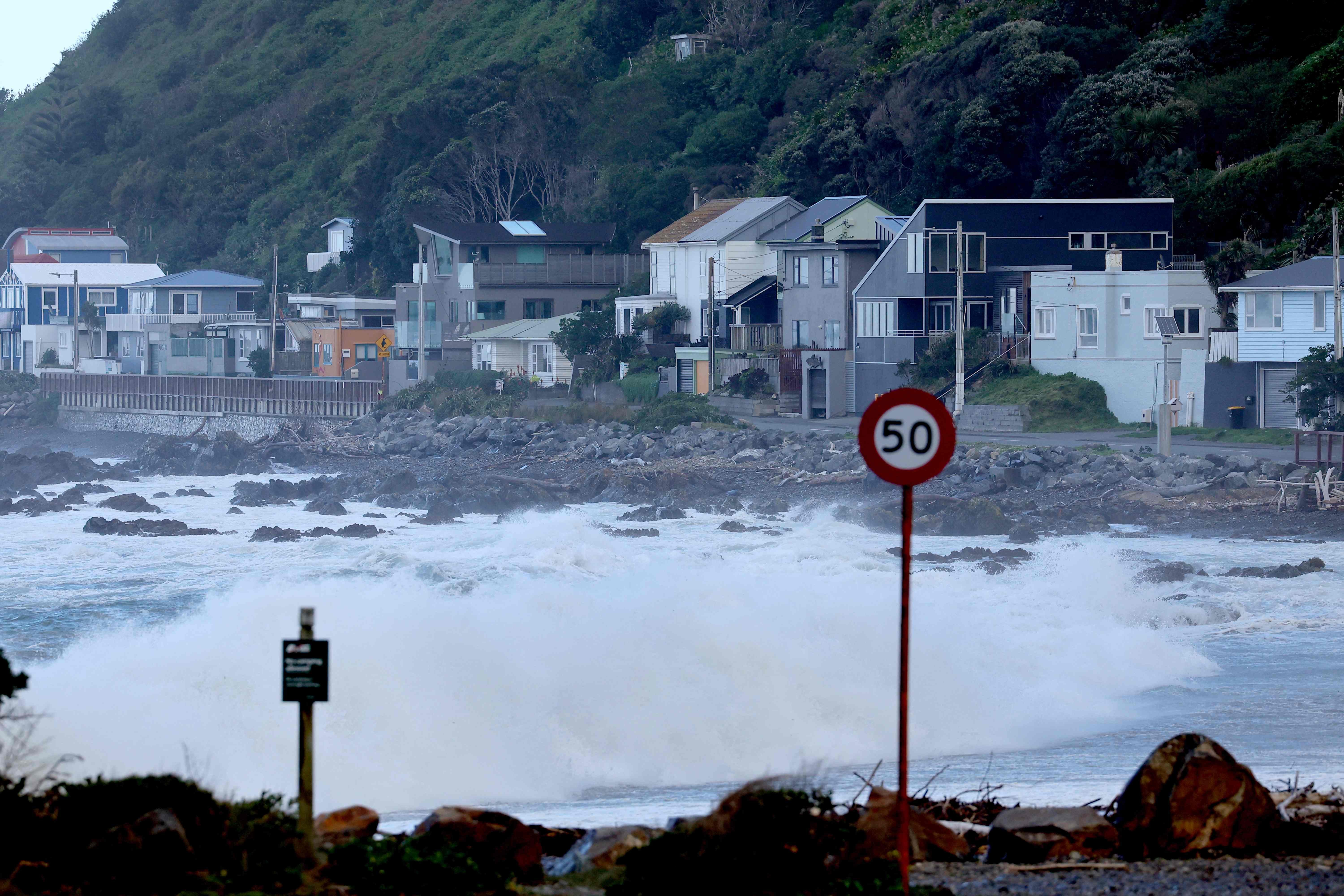 Hundreds Evacuated in New Zealand Capital as 11-Meter Waves Hit Coast