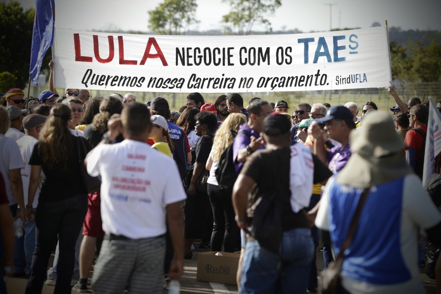 Manifestação em Brasília por reajustes de técnicos-administrativos