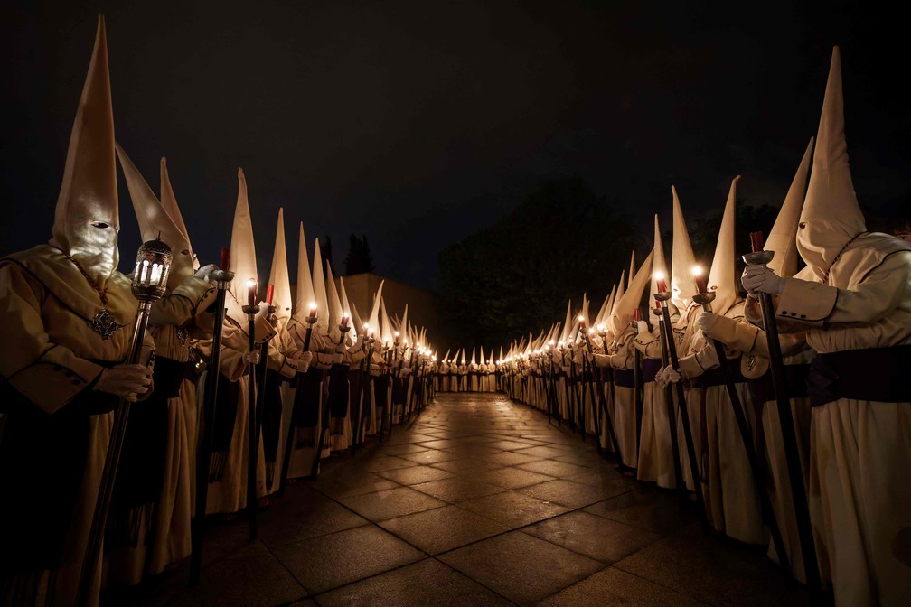 Penitentes da irmandade "Jesus Yacente" participam de procissão na cidade de Zamora, no noroeste da Espanha — Foto: Cesar Manso/STR/AFP