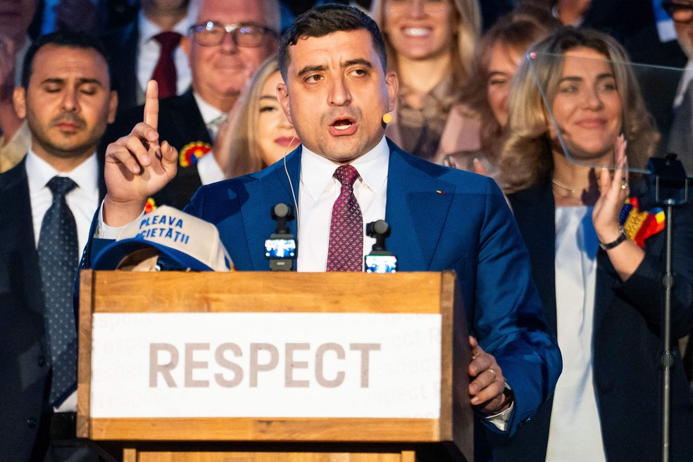 Candidato da extrema direita &agrave; Presid&ecirc;ncia da Rom&ecirc;nia, George Simion se pronuncia ap&oacute;s segundo turno da disputa &mdash; Foto: Mihai Barbu / AFP