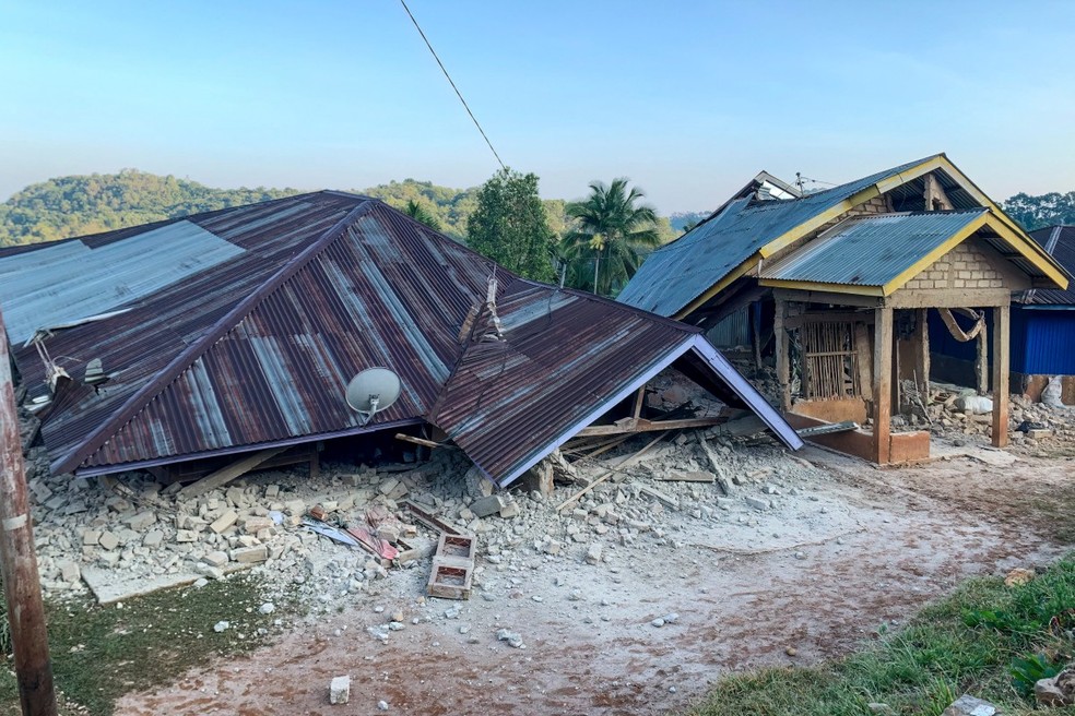 Casas danificadas s&atilde;o vistas ap&oacute;s um terremoto de magnitude 7,0 em Ruteng, Manggarai, na prov&iacute;ncia de Nusa Tenggara Oriental, em 15 de agosto de 2026. &mdash; Foto: SELO / AFP