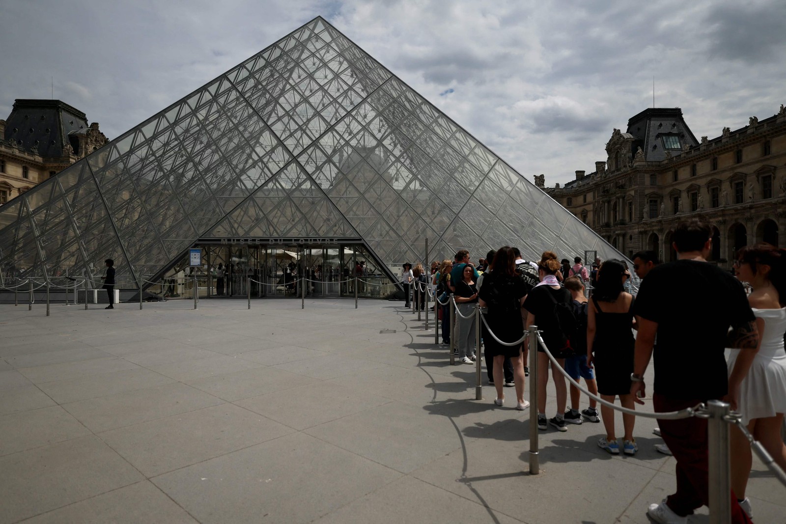 Laurence des Cars também fala da pirâmide de vidro, inaugurada em 1988 e "estruturalmente defasada" em um edifício projetado para receber quatro milhões de visitantes por ano, e que em 2025 recebeu quase nove milhões — Foto: Dimitar Dilkoff/AFP