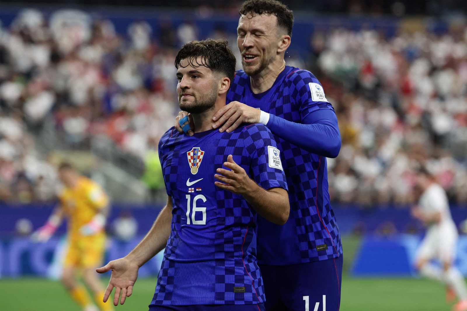 Martin Baturina e Pulisic comemoram gol da Croácia — Foto: Aric Becker / AFP