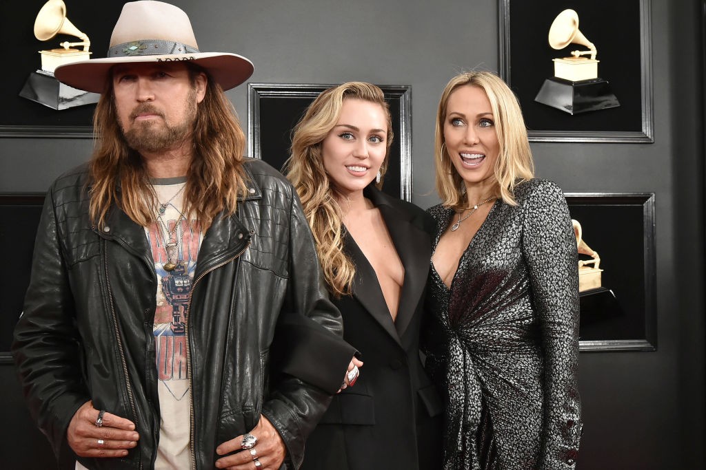 Após divórcio polêmico, Billy Ray Cyrus celebra 'h