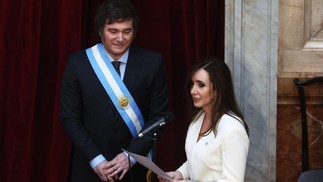 Javier Milei e a vice-presidente Victoria Villarruel durante a cerimônia de posse — Foto: ALEJANDRO PAGNI / AFP