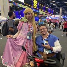 Beatriz, que trabalha com personagens vivos, e Kaique, analista bancário, escolheram Rapunzel e Finnick, de "Enrolados", da Disney. — Foto: Fernanda Alves Davi