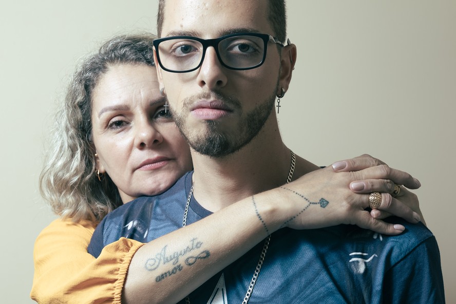 Alexsandra Menaguali Lima e seu filho Augusto: denúncia de discriminação