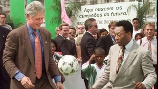 O Rei do futebol recebe Bill Clinton no Rio, em 1997. Craque e o presidente dos EUA trocam embaixadinhas numa quadra na favela da Mangueira  — Foto: J. Scott / AP