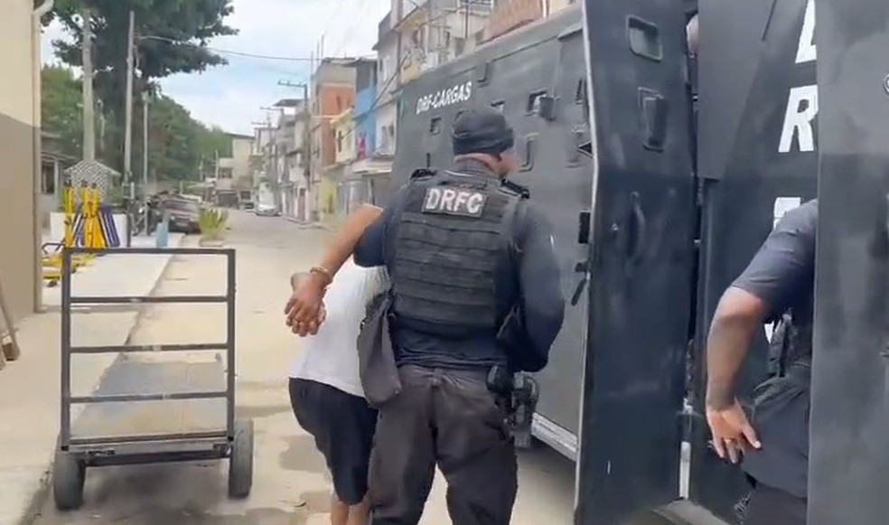 Ronaldo Ferreira Correa, de 44 anos, sendo conduzido pela polícia — Foto: Reprodução