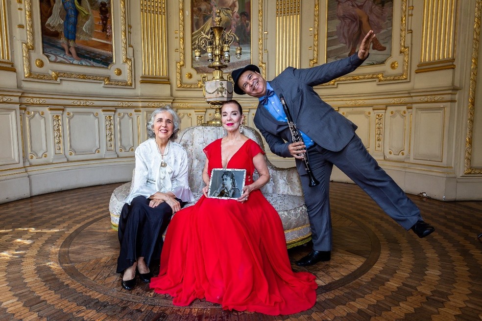 Chiquinha Gonzaga na Acaso. Maria Luisa Lundberg (à esquerda), Georgia Szpílman e Moises Santos — Foto: Divulgação/Arthur Moura
